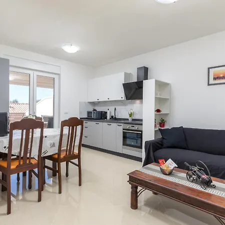 1 Bedroom Cozy In Apartment Barbariga